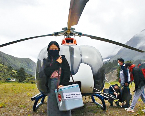 醫護人員帶着新冠疫苗到不丹最偏遠的魯納納Lhedi村，為民眾打第二針。
