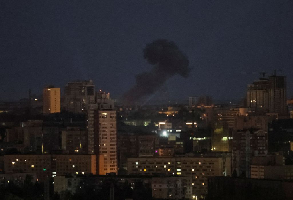 在烏克蘭基輔，俄羅斯對烏克蘭發動襲擊，俄羅斯導彈襲擊後，城市上空冒出濃煙。路透