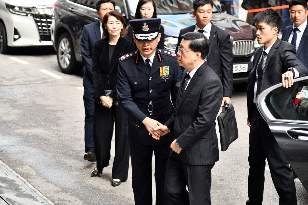 李家超今早抵達靈堂。