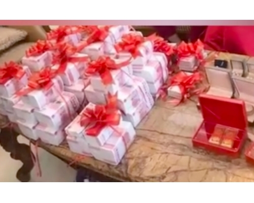 江西村民訂婚上展示巨額現金彩禮被批炫富。網圖