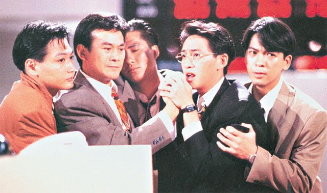 郭政鴻（右一）在經典劇集《大時代》演出丁利蟹。  ​
