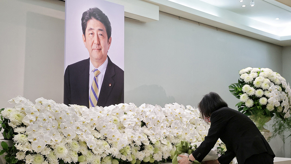 日本前首相安倍晉三遇刺身亡，蔡英文前往日本台灣交流協會弔唁。路透社圖片