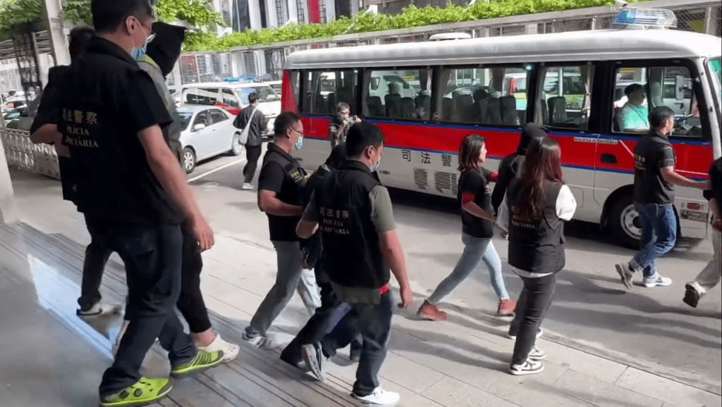 澳門司警周一(10月27日)拘捕涉案的3名香港男女和1名澳門男子。FB:司警教室 澳門司警周一(10月27日)拘捕涉案的3名香港男女和1名澳門男子。FB:司警教室