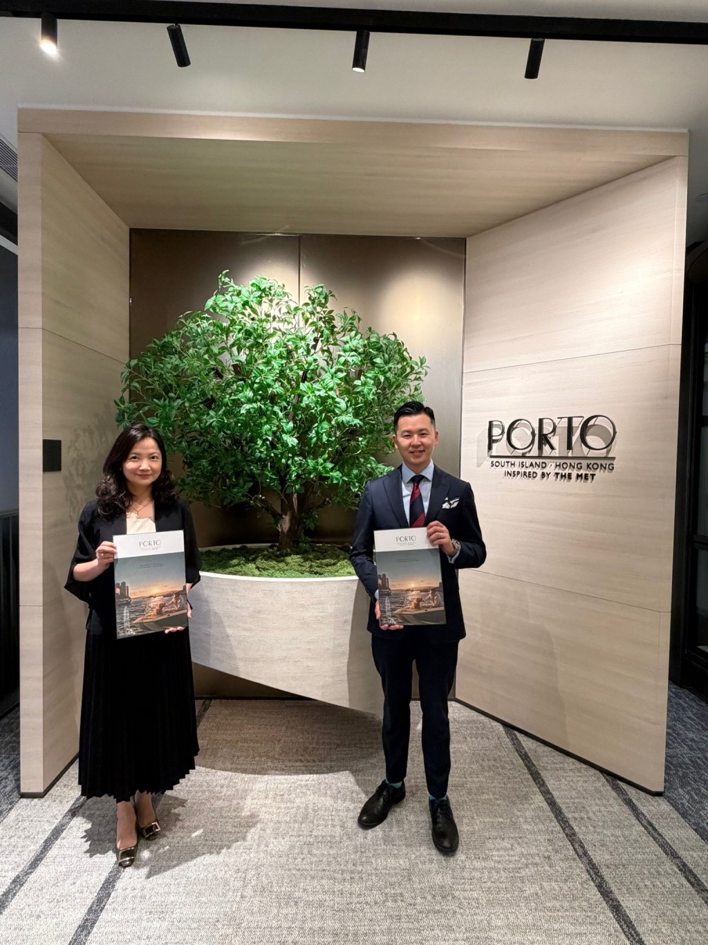 宏安程德韻(圖左)表示,PORTO已累售55伙。圖右為黃文浩。 宏安程德韻(圖左)表示,PORTO已累售55伙。圖右為黃文浩。