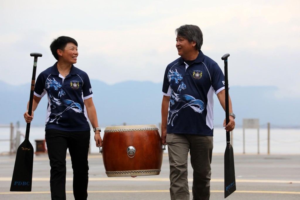 葉耀熙(右)和林沛祺(左)均加入警察龍舟會多年,積極參與本地及海外比賽,並為慈善活動出力。 葉耀熙(右)和林沛祺(左)均加入警察龍舟會多年,積極參與本地及海外比賽,並為慈善活動出力。