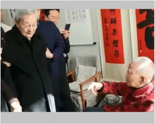 朱鎔基站着時要旁人攙扶。