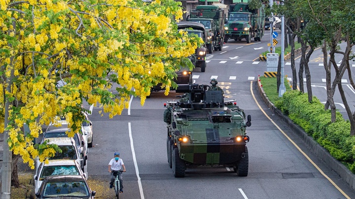台军云豹装甲车在街道进行战备巡逻。网上图片