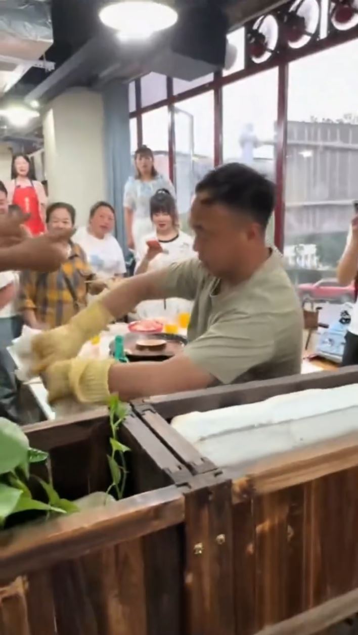 四川有火锅店被活蛇闯入，一度引起恐慌。抖音