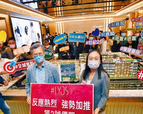 長實趙國雄(左)稱，#LYOS不排除再加推。旁為楊桂玲。