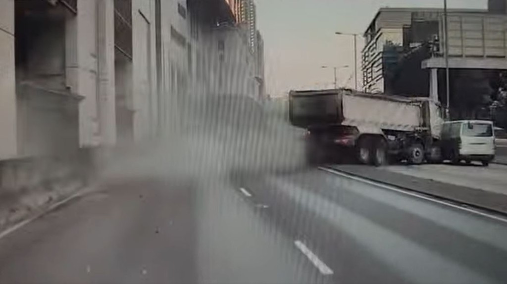 最右線行駛中的白色客貨車被無辜攔腰直撞。