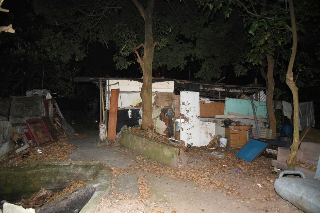 屯門虎地下村一間鐵皮屋屋內有雜物起火。