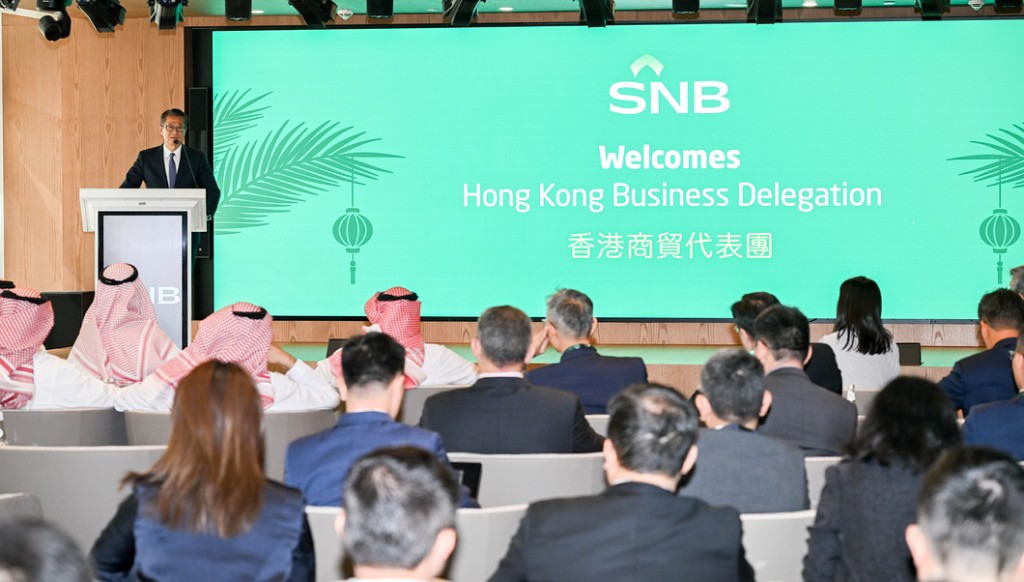 陳茂波率領代表團與沙特國家銀行代表進行交流。陳茂波網誌圖片 陳茂波率領代表團與沙特國家銀行代表進行交流。陳茂波網誌圖片