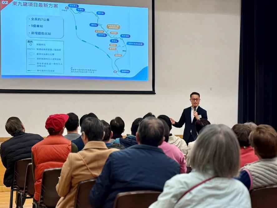 路政署署長邱國鼎於2025年親自帶領團隊出席地區交流會,就東九龍智慧綠色集體運輸系統初期規劃與持份者交流意見。 路政署署長邱國鼎於2025年親自帶領團隊出席地區交流會,就東九龍智慧綠色集體運輸系統初期規劃與持份者交流意見。