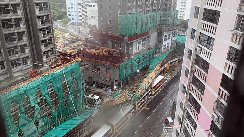 港島華富附近有地盤冧棚架。網圖 港島華富附近有地盤冧棚架。網圖