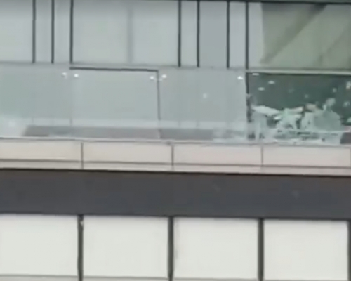 外牆4塊玻璃相繼爆裂。網上截圖