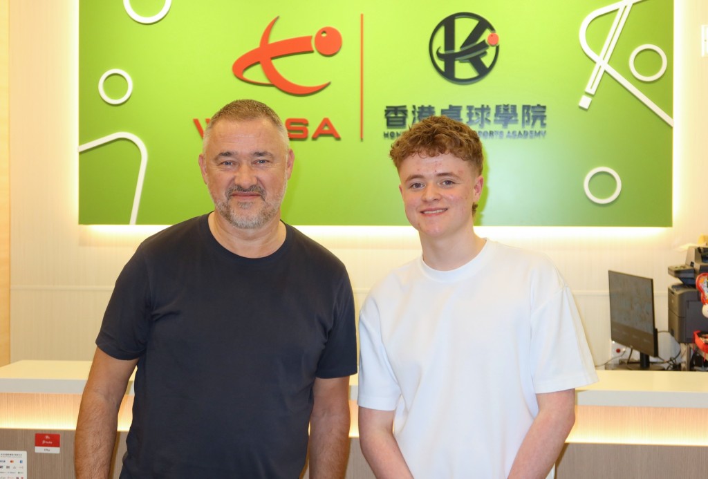 亨特利及19歲英格蘭新星Stan Moody（右）一齊應邀到香港桌球學院跟學員互動，現世界排名50的Stan希望明年夠分來香港參加大獎賽。徐嘉華攝