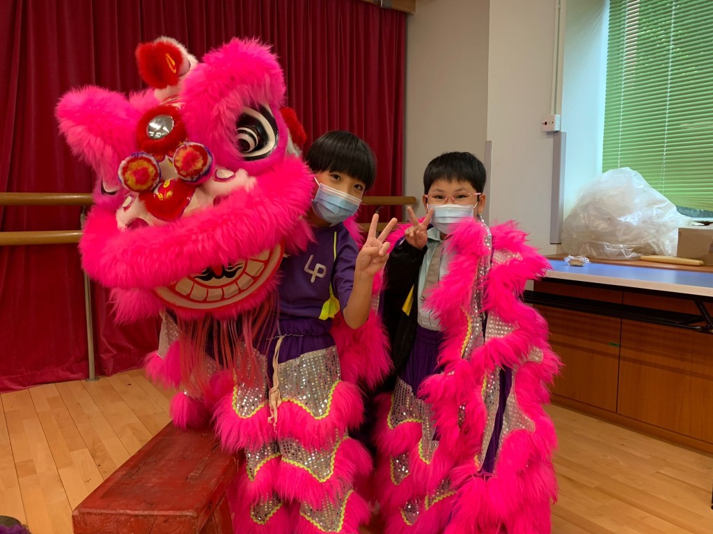 舞獅服裝造型體驗，對學生來說是一個難忘的經歷。