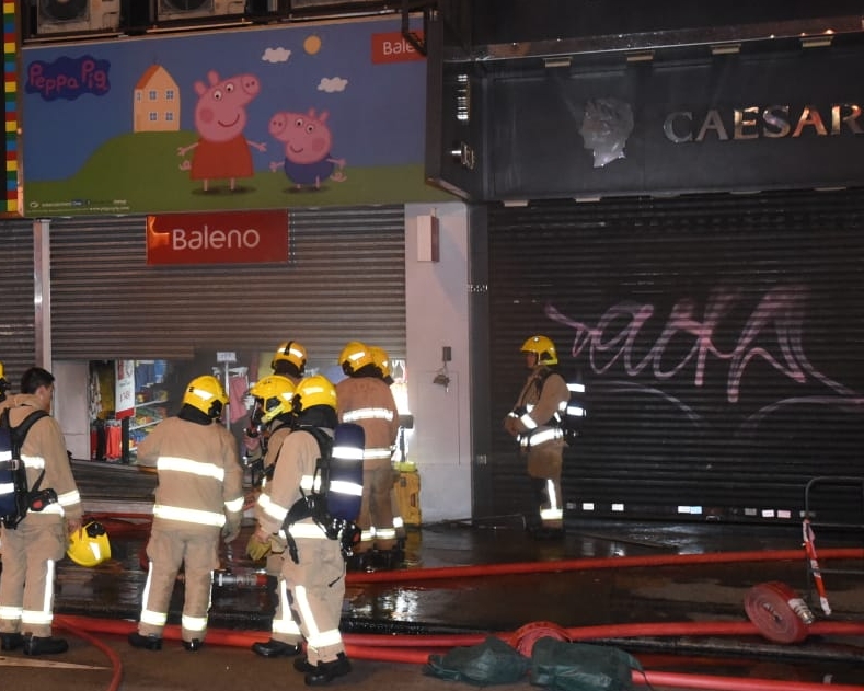 消防到場爆開捲閘開喉射水灌救。