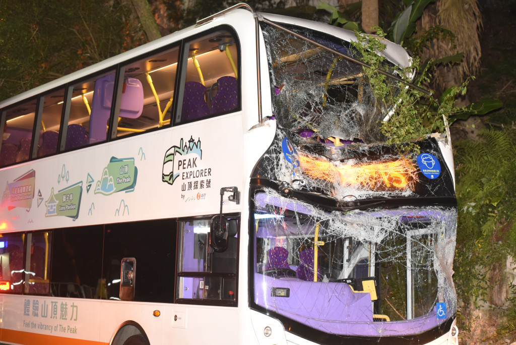 巴士車頭嚴重損毀，擋風玻璃破裂。黃文威攝
