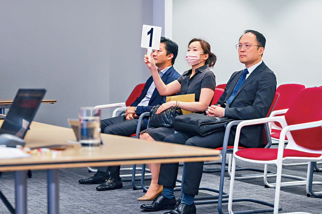 長沙灣順寧道公務員合作社舊樓業權由手持「1號牌」的財團代表以底價1.23億投得。