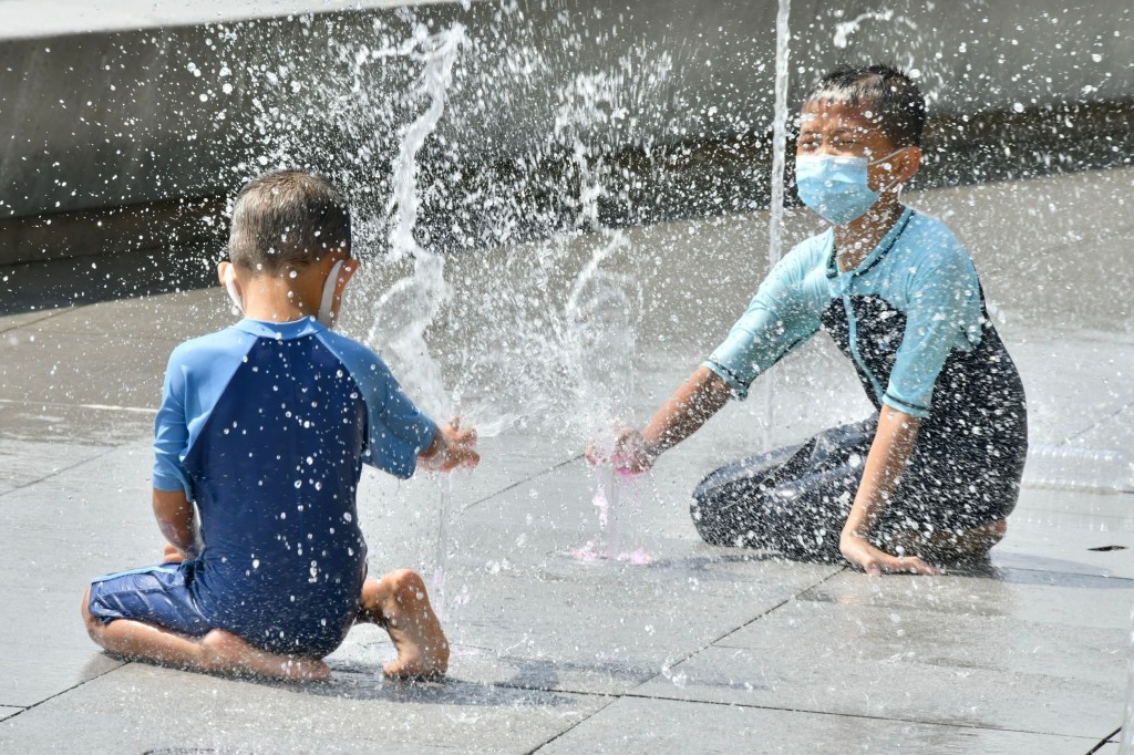 天氣炎熱可能影響健康，市民應保持警惕，多補充水分。