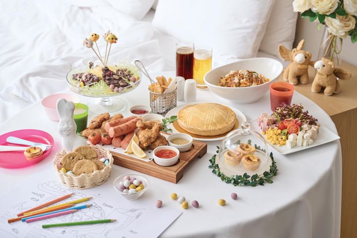 「JW雙倍喜悅」家庭度假住宿套票的客人，可在客房享用繽紛晚餐拼盤。