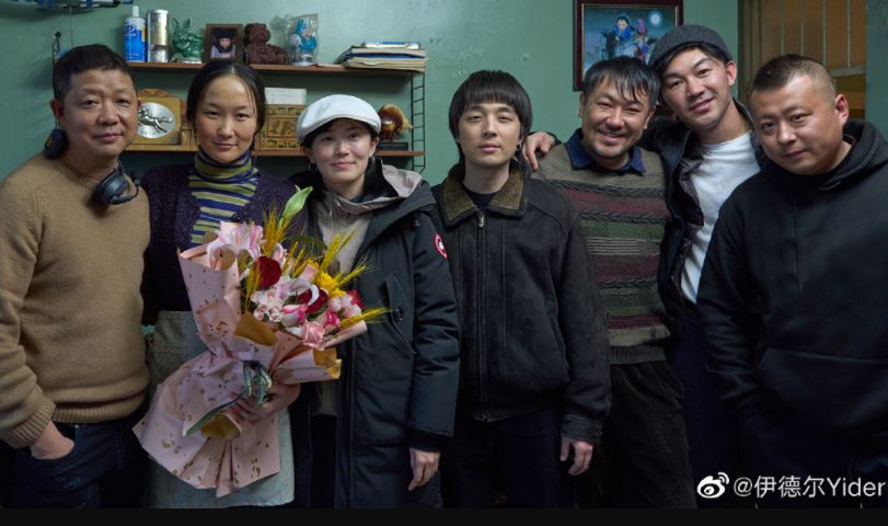 伊德爾(中)跟電影工作人員合照
