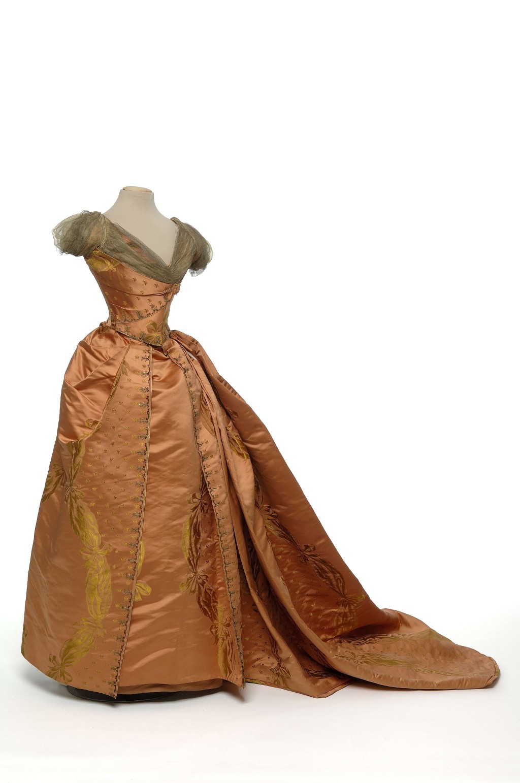 出自「高級訂製服裝之父」查爾斯．弗雷德里克．沃斯之手的橘色長裙。© 巴黎裝飾 藝術博物館 / 攝影:尚 · 托朗斯