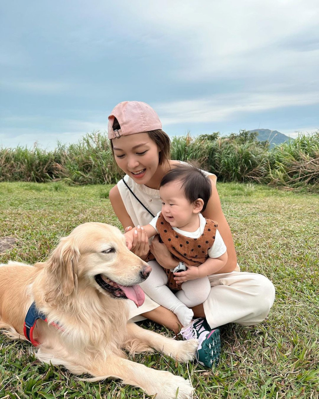 梁诺妍与爱犬和囡囡合照。