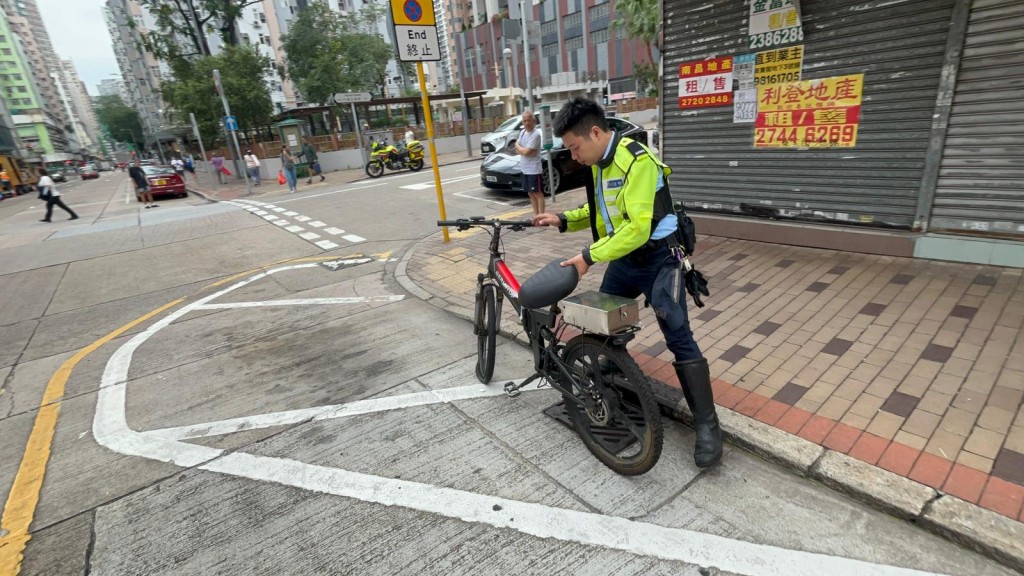 警員在場調查意外原因。 警員在場調查意外原因。