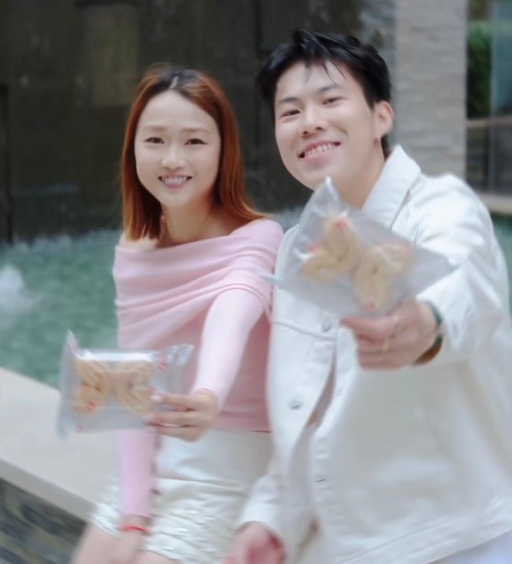 李卓耀跟吕乐乐这对羽毛球情侣近期一齐接拍广告。耀IＧ图