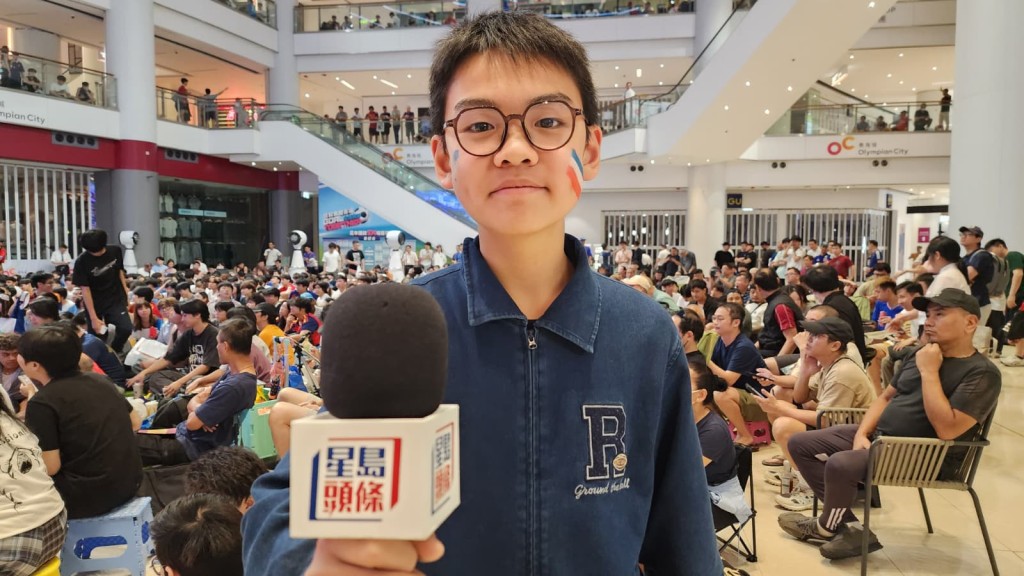 姓陳少年面上塗上法國國旗，他表示自己是法國忠實球迷，自2018年開始支持法國隊。黎志偉攝