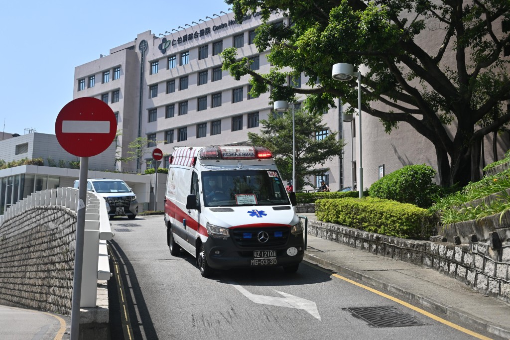 圖示參與演練的澳門跨境救護車由澳門仁伯爵綜合醫院出發。政府新聞處