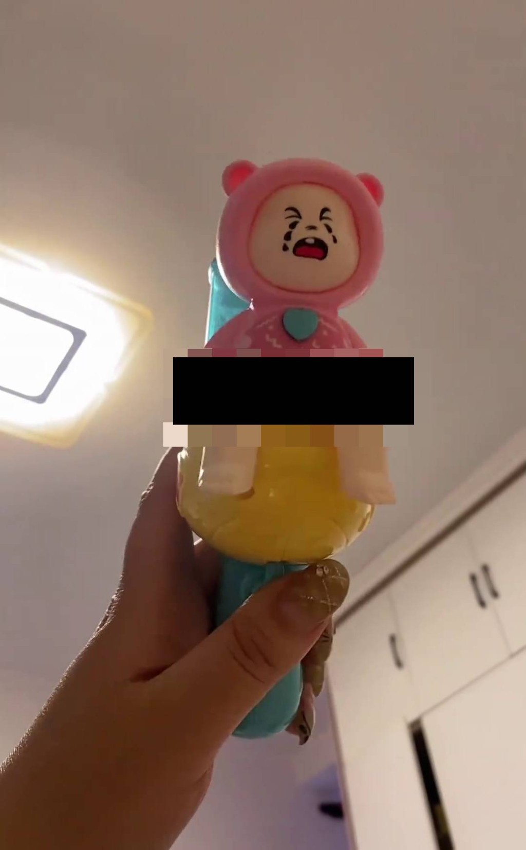 玩具水枪由私处喷水，女童家长拍片怒轰。