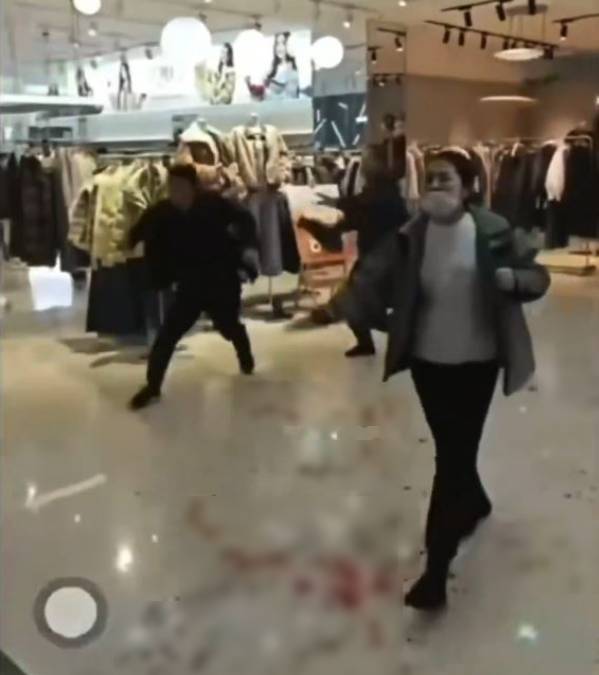 疑犯追擊一對夫婦。Ｘ