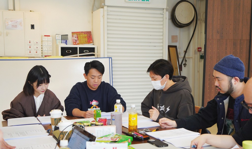 《三一万能合》何洛瑶、岑珈其、麦沛东等主演为《三一万能合》进行围读。