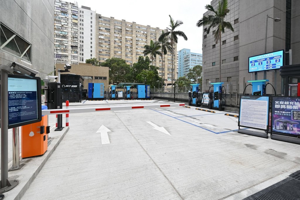 位於火炭山尾街的高速充電站，共設有8支電動車高速充電樁，最高輸出功率均達500千瓦，而其中4支亦兼容國家標準（國標）的充電制式。環境及生態局FB圖片