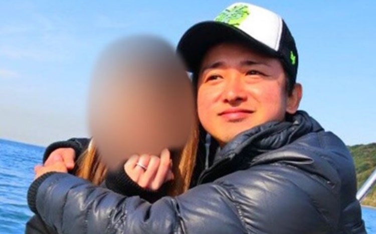 爆料傳媒公開一張相，相中大野在船上攬着女友，女方更大晒無名指上的戒指。