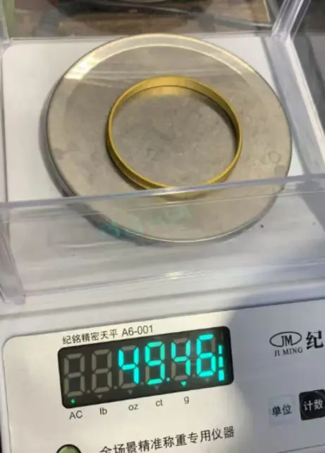 打造黃金手鐲或可省下過萬元的手工費。騰訊新聞一綫 打造黃金手鐲或可省下過萬元的手工費。騰訊新聞一綫