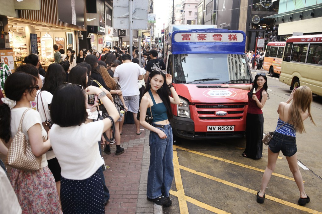 他表示強逼購物對香港旅遊聲譽非常不好,一定會嚴打,如發現旅行社或導遊有相關問題,會引用權力採取行動。 他表示強逼購物對香港旅遊聲譽非常不好,一定會嚴打,如發現旅行社或導遊有相關問題,會引用權力採取行動。