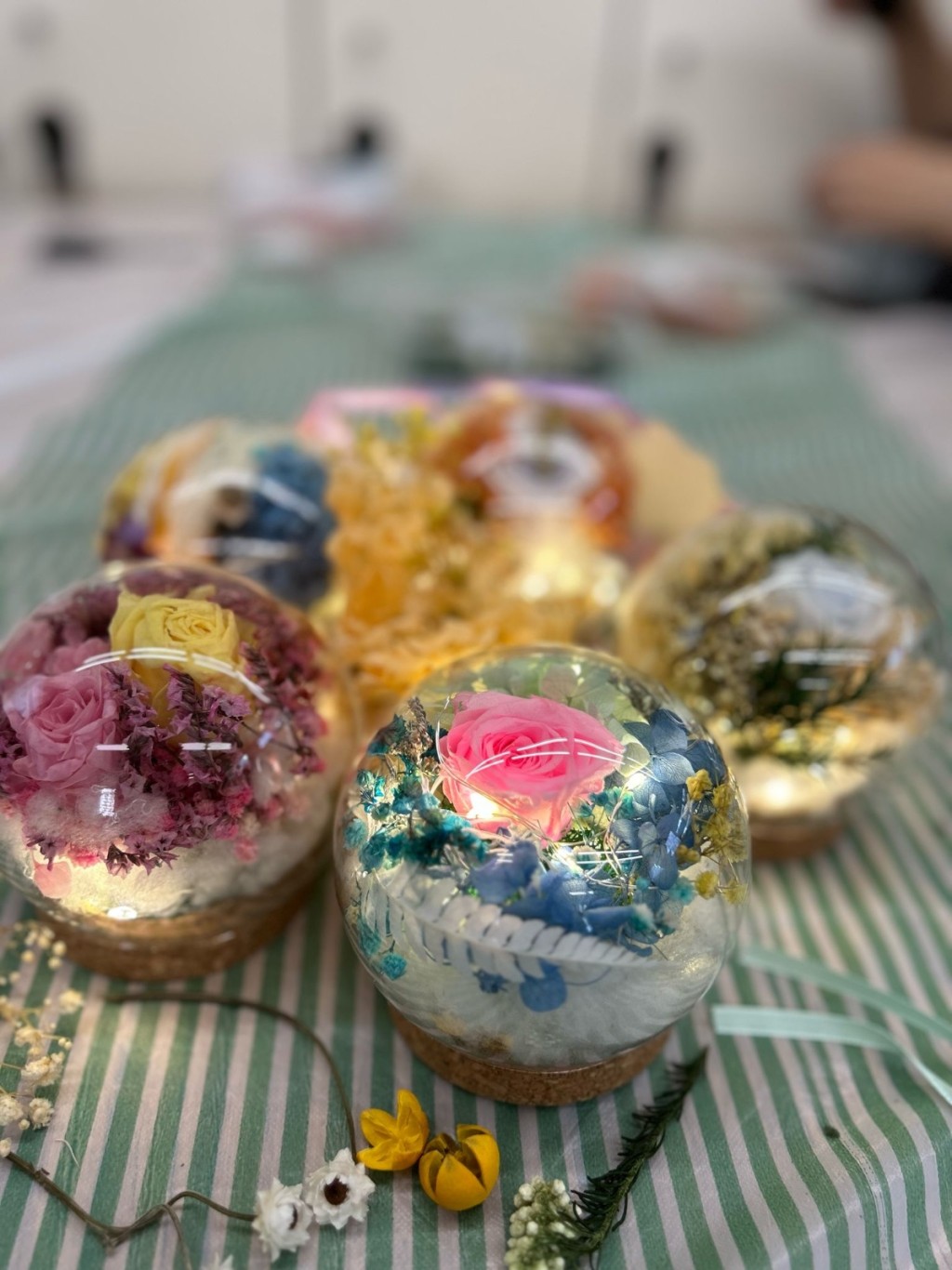 製作乾花玻璃夜燈，帶給媽媽驚喜和幸福。（圖片來源：受訪者提供）