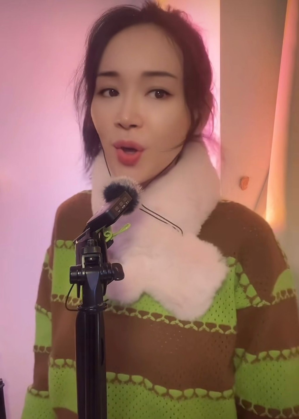 楊思琦以綠色配啡色的上衣示人,紮上一條馬尾,打扮保守老土。 楊思琦以綠色配啡色的上衣示人,紮上一條馬尾,打扮保守老土。