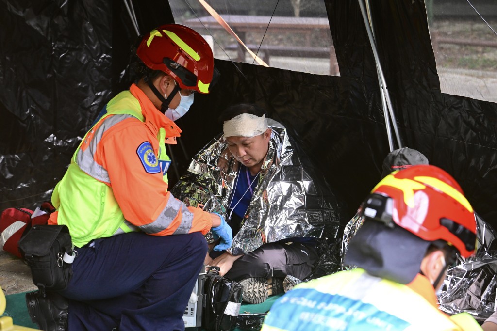 今日下午跨部门进行重大事故演习，模拟突发恶劣天气下，应用「HKSOS」程式拯救多名受伤和失联的山岭活动参与者。陈极彰摄