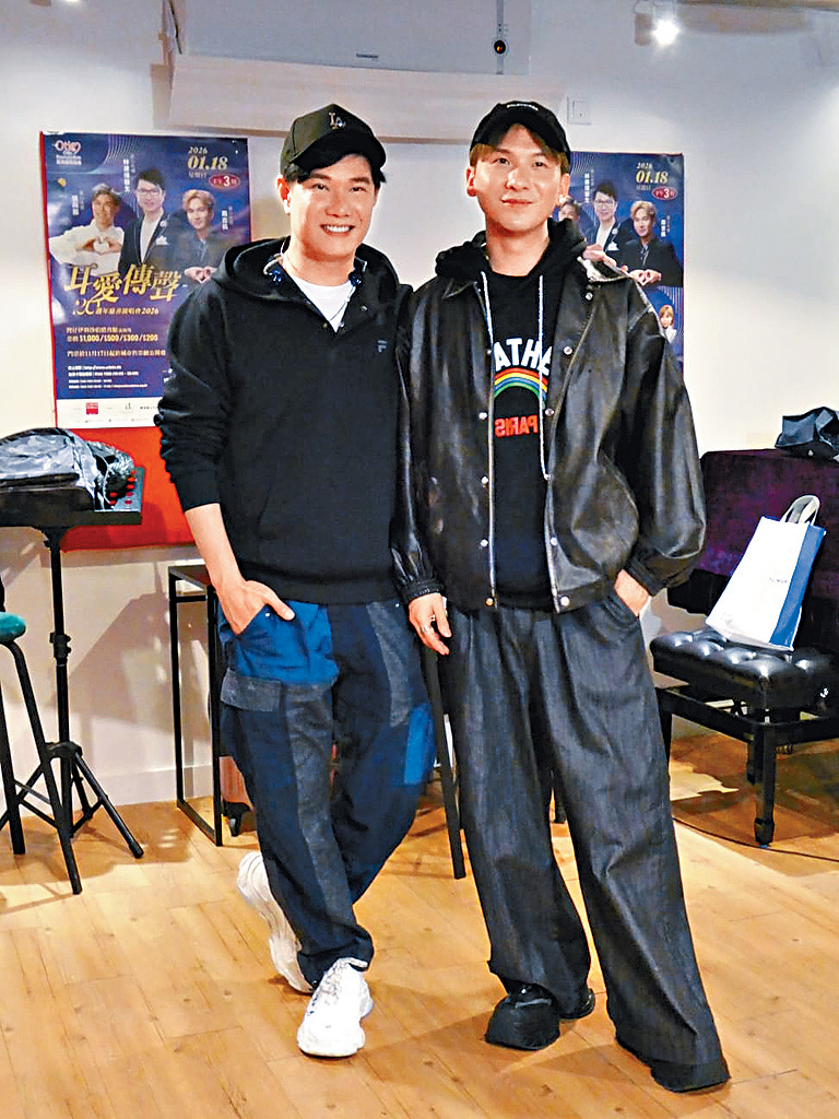 周吉佩（右）、張與辰準備推行李箱上台籌款。