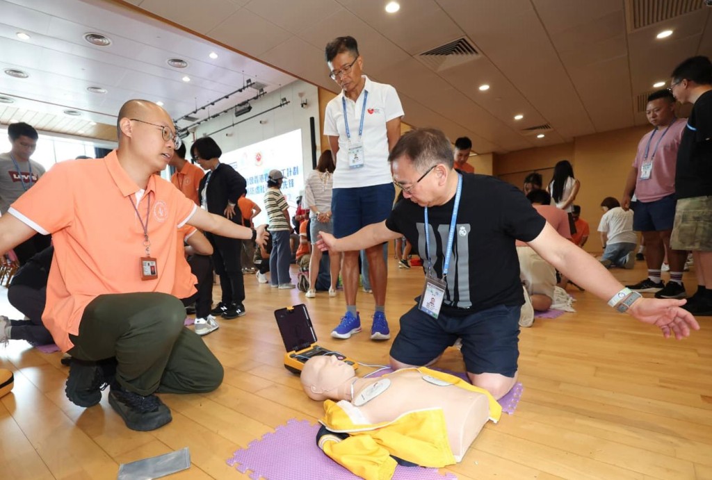 超過1,500名義工領袖由3月開始分階段接受「消防處社區應急先鋒計劃」培訓。消防處FB圖片 超過1,500名義工領袖由3月開始分階段接受「消防處社區應急先鋒計劃」培訓。消防處FB圖片