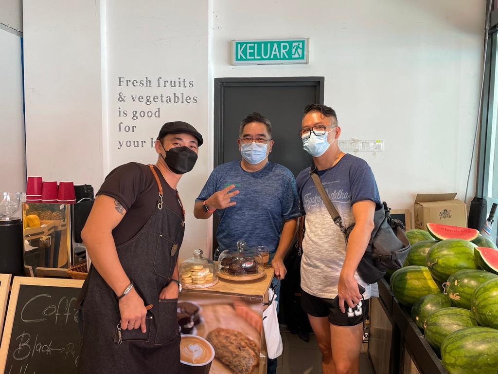 Jackie稱Denai Alam區內商店的老闆(左一及左二)熱情友善。 Jackie稱Denai Alam區內商店的老闆(左一及左二)熱情友善。