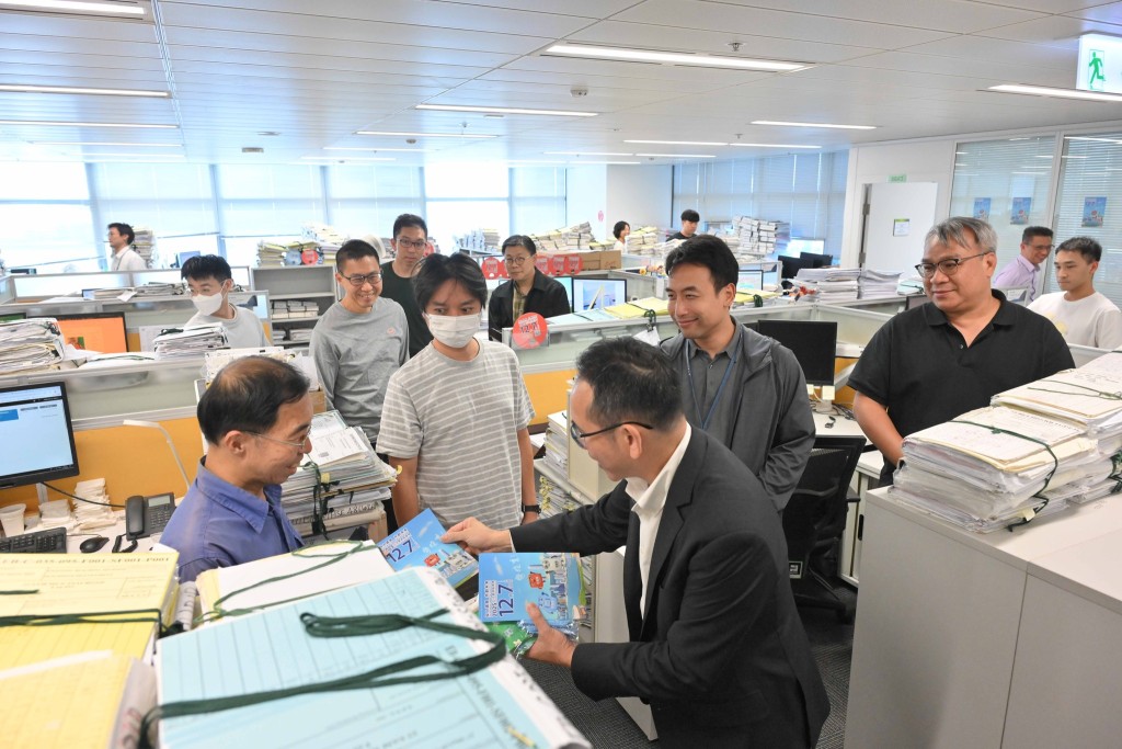 發展局副局長林智文向部門員工派發立法會選舉宣傳單張。發展局fb