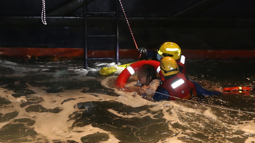 救援人员救起堕海女生。