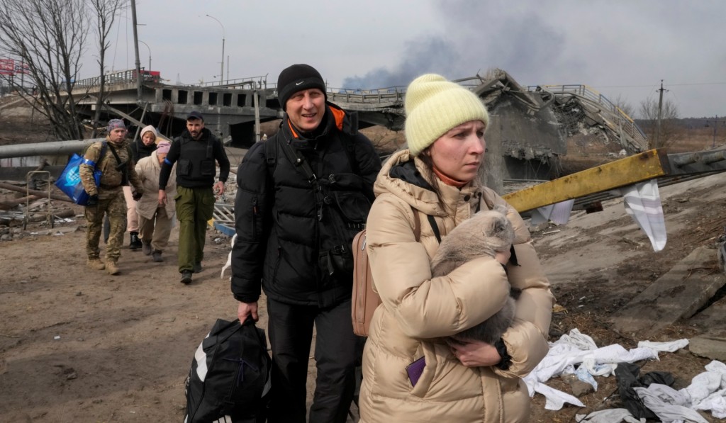 烏克蘭指俄軍在人道主義走廊向撤離的平民。AP 