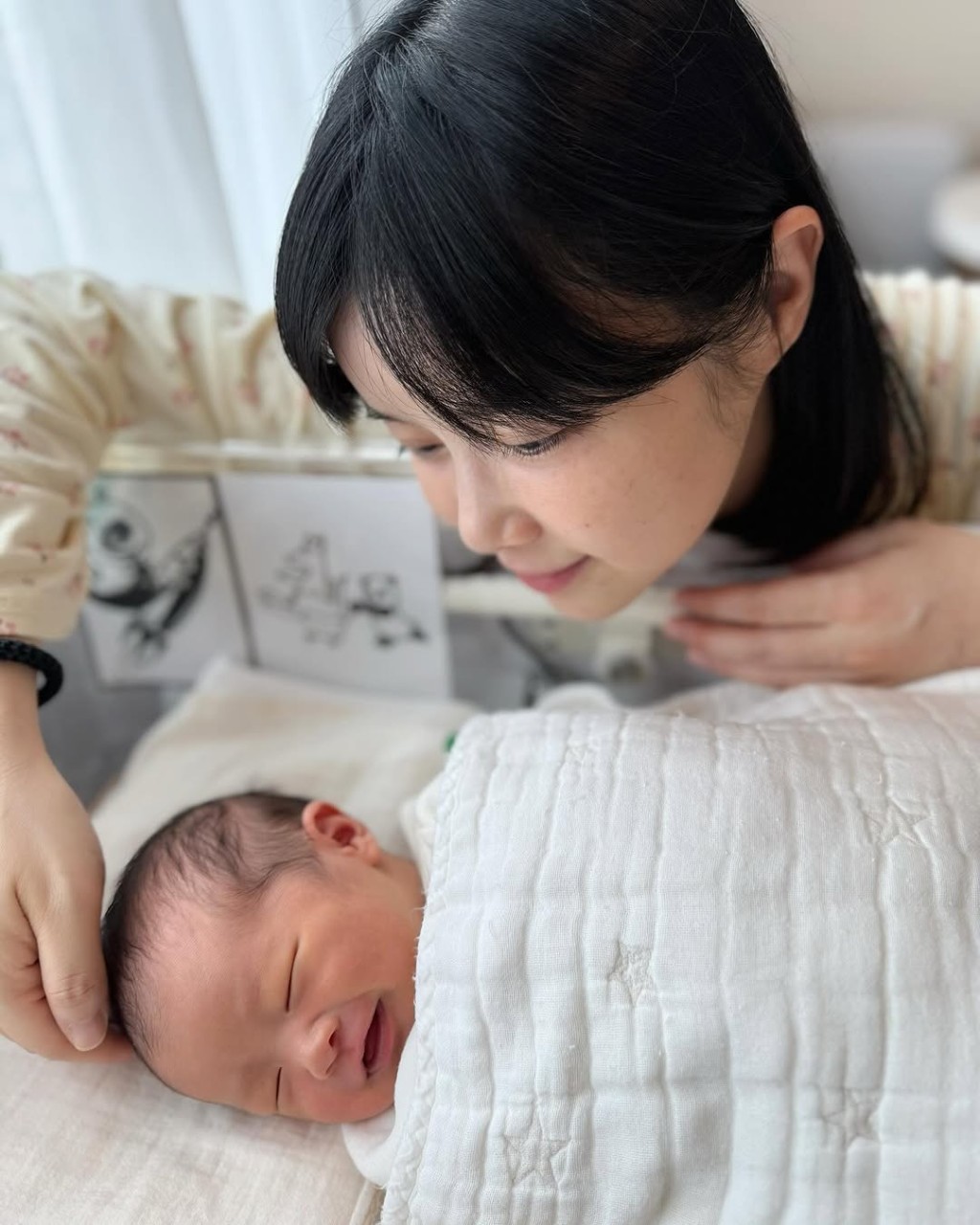 李佳穎表示自己取卵9次,在10到12周出血兩次,在日本出遊時更從陰道掉出拳頭般的血塊,當下以為BB是否留不住了。 李佳穎表示自己取卵9次,在10到12周出血兩次,在日本出遊時更從陰道掉出拳頭般的血塊,當下以為BB是否留不住了。